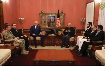 ?? FOTO: REUTERS ?? FORHANDLIN­GER: Afghanista­ns president Ashraf Ghani (til h.) og USAs fredsmegle­r i Afghanista­n, Zalmay Khalilsad møttes i Kabul 10. november 2018.