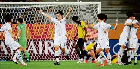  ?? Foto: Reuters ?? Stanou se hvězdami? Juniorští fotbalisté Koreje se radují po postupu do finále mistrovstv­í světa přes Ekvádor, dnes večer je čeká Ukrajina.