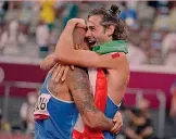  ?? ?? Storico abbraccio Marcel Jacobs e Gianmarco Tamberi dopo il doppio oro all’Olimpiade di Tokyo 2020: prima Tamberi nell’alto, poi Jacobs nei 100. Per loro e per gli altri azzurri, niente Mondiali in casa nel 2027