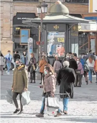  ?? RAÚL DOBLADO ?? Sobre estas líneas, la plaza de la Campana ayer