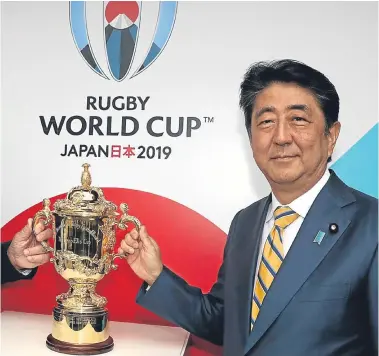  ?? AP. ?? World Rugby chairman Bill Beaumont and Shinzo Abe, Prime Minister of Japan.