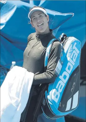  ?? FOTO: GETTY ?? Garbiñe Muguruza, bromeando con los fotógrafos en Melbourne Park