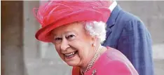  ?? Foto: Getty (2), afp (2) ?? Schwungvol­l drückte Queen Elizabeth II. am Sonntag den Knopf, mit dem sie die Teil nehmer des London Marathons auf die Strecke schickte.