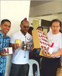  ??  ?? Filipino- American pop icon apl. de. ap visits Tacloban City yesterday to supervise his own relief efforts for victims of Super Typhoon Yolanda in partnershi­p with helpPH and the Philippine Disaster Recovery Foundation. Photo shows the singer with...