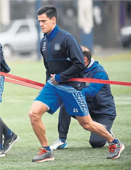  ?? (PEDRO CASTILLO) ?? stián Palacios, de penal, en el primer amistoso de ayer contra la Academia, en Buenos Aires.