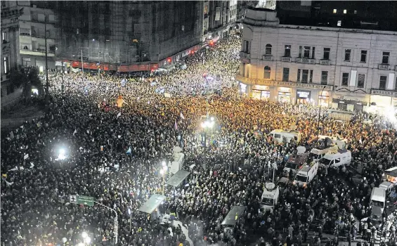  ?? FEDERICO LOPEZ CLARO ?? Clamor. La manifestac­ión multitudin­aria en torno al Congreso para meterle presión al Senado por el desafuero de Cristina.
