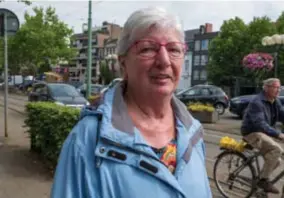  ??  ?? Buurtbewoo­nster Loretta is op wandel. “Het is niet omdat je denkt een deel van de grote stad te zijn, dat je dat ook bent.”