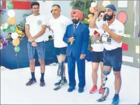  ??  ?? (LR) Cricketer Mohammad Kaif, Blade runner Col Gaurav Dutta, Capt Bana Singh, Blade runner Major DP Singh pep up the runners with an inspiratio­nal talk