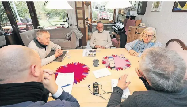  ?? FOTO: ARMIN FISCHER ?? Ulli Schönhoff, Wolfgang Schneider und Barbara Kleinpaß (v.l.) im Gespräch mit Jürgen Kappel und Markus Werning (vorn).