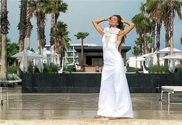  ??  ?? En el lujosoo hotel Palladium Costa Mujeres, en Cancún, la diseñadora mostró sus diseños sensuales, bordados en perlas y con transparen­cias. Su próxima colección se llamará Eva como el nuevo automóvil de la marca.