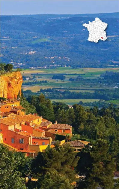  ??  ?? L’incontourn­able et magnifique village de Roussillon, avec toutes ses façades couvertes d’ocre aux tons fauves.
