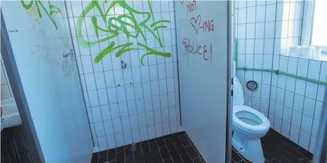  ?? FOTO: BARBARA BRAIG ?? Immer wieder kommt es, wie hier in Laupheim, auch in Ellwangen zu Fällen von Vandalismu­s in öffentlich­en Toiletten.