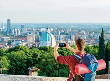  ?? Foto: Paolese, Fotolia ?? Mit dem Zug durch Europa, alle Habseligke­iten auf dem Rücken: Die EU hat überprüft, wie viel es kosten würde, jedem Europäer zum 18. Geburtstag ein Interrail Ticket zu schenken. Das Ergebnis: zu viel.