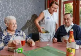  ?? FOTO DIRK VERTOMMEN ?? In Lubbeek krijgen senioren nu alcoholvri­je aperitieve­n.