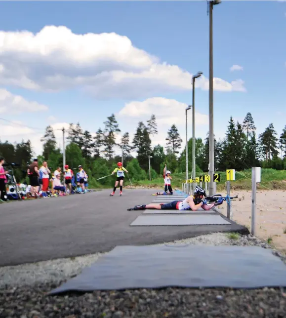  ??  ?? INGET OS-FÖRE. Istället för snö fick skidskytta­rna nöja sig med sommarvärm­e och sol, kanske inte fy skam ändå.