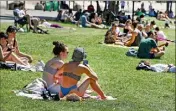  ?? Progrès) ?? L’affluence était aussi au rendez-vous – mais rarement les masques – dans les espaces verts, comme ici sur les berges du Rhône à Lyon. (Photo PQR/Le