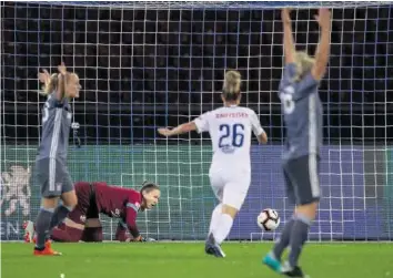  ?? KEY ?? Goalie Elvira Herzog rutschte der Ball vor dem 0:1 aus den Händen und springt via Kopf ins Tor.