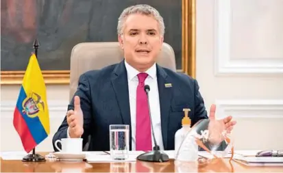  ?? FOTO COLPRENSA ?? La careta antifluido­s, un recipiente con gel antibacter­ial, agua, café y una bandera de Colombia siempre acompañan al presidente Duque durante la transmisió­n del programa.