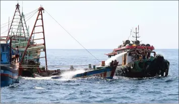  ??  ?? Indonesian authoritie­s sink a sietnamese fishing boat at Datuk island, in test halimantan. — AFm photo