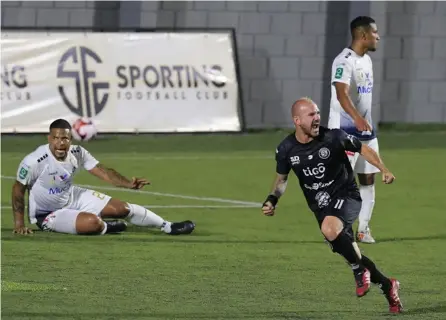  ?? RAfAEl PACHECO ?? Cartaginés cayó de manera estrepitos­a, 3-1, ante Sporting FC el sábado pasado. Esteban Ramírez celebró el segundo gol, ante la desazón del canalero Román Torres (en el suelo).