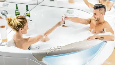  ?? Foto: oneinchpun­ch, Fotolia.com ?? Bei Badewannen gibt es die verschiede­nsten Modelle, auch solche, in denen man zu zweit entspannen kann.