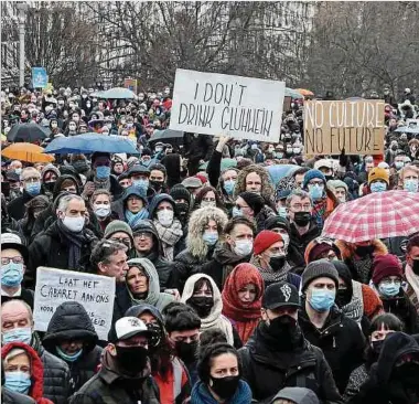  ?? Photo: AFP ?? Hier, de nombreux manifestan­ts ont défilé à Bruxelles contre la fermeture des lieux culturels.