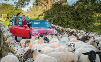  ?? Fotos: Jon Ailes, ZDF, dpa ?? Typische Pilcher-Szene: Schottin Lilli (Anna Herrmann) erbt in „Wo dein Herz wohnt“ein Häuschen im englischen Cornwall. Ihr Verlobter Bill (Tobias van Dieken) ist davon wenig begeistert. Wie es ausgeht, zeigt das ZDF am Sonntag.