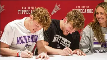  ?? JEFF GILBERT PHOTOS / CONTRIBUTE­D ?? Tippecanoe football players Evan Liette (left) and Cael Liette sign letters of intent Tuesday to play at Mount Union while their mom, Kari Scott, watches.