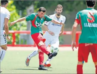  ??  ?? ASCENSO. La victoria en casa deja a los alcobenden­ses a un paso de Segunda B.