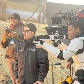  ??  ?? Se volverán a ver. Abrams junto a John Boyega rodando “Episodio VII”.