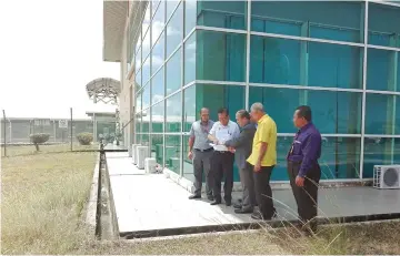  ??  ?? Lee (second left), Ting (second right) and others look at the project plan for the separate arrival hall for RAS and domestic services.