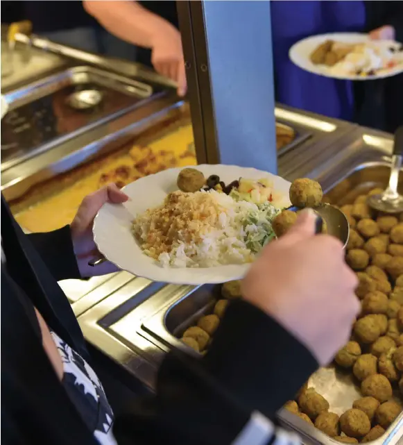  ??  ?? FALAFEL. Åsikterna är delade angående den vegetarisk­a skolmaten.