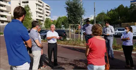  ?? (Photos Noémie Snaidero) ?? C’est à la nouvelle et future station du square Cerutti que Jean Leonetti est venu expliquer aux riverains en quoi vont consister les travaux de la phase  du bus-tram, celle reliant le collège Bertone au giratoire de la Croix-rouge.