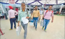  ?? PARDEEP PANDIT/HT ?? Election officials carrying electronic voting machines on the eve of the bypoll in the Shahkot segment in Jalandhar district on Sunday.