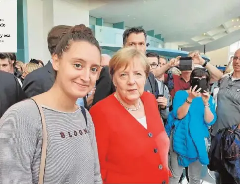  ?? ABC ?? La joven estudiante de Derecho Sophia Pizano posa con Angela Merkel