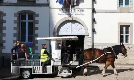  ?? Thomas Louapre/The Guardian ?? Dispar, a Breton draft horse, pulls refuse collectors in Hennebont, Brittany. Photograph:
