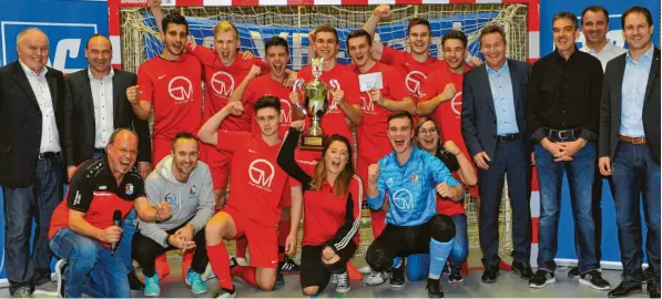  ?? Fotos: Karl Aumiller ?? Der neue Futsal-Landkreism­eister TSV Wertingen bejubelt seinen Titelgewin­n – und die Offizielle­n freuen sich mit. Alexander Jall sowie Alexander Lehmann vom Titelspons­or gratuliert­en ebenso wie Turnierlei­ter Franz Bohmann oder Schirmherr Landrat Leo Schrell.