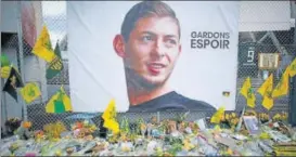  ?? REUTERS ?? Fans pay tribute to Emiliano Sala outside Nantes stadium on Friday.