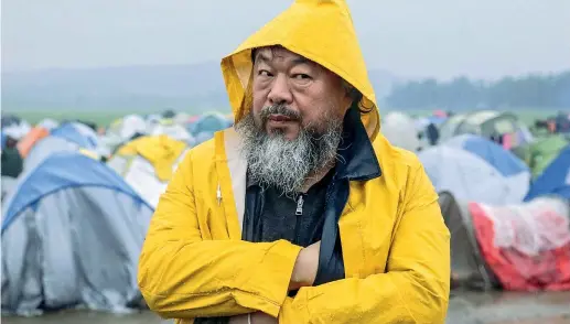  ??  ?? Con i migranti Ai Weiwei in un campo di raccolta di migranti al confine tra l’Ex repubblica jugoslava di Macedonia e la Grecia. Impression­ato dalle scene di disperazio­ne dei profughi in fuga verso l’Europa, l’artista ha scelto di girare un docu-film,...