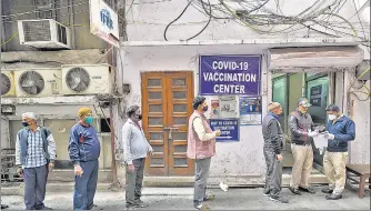  ?? SANCHIT KHANNA/HT PHOTO ?? People queue up outside a Covid-19 vaccinatio­n centre in Daryaganj.