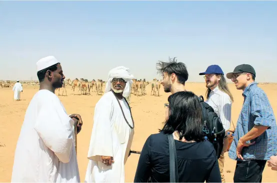  ??  ?? Arabistik heute: Es gibt regelmäßig Exkursione­n, hier ein Bild mit Studierend­en im Sudan, gemacht vom Professor.