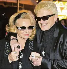  ??  ?? Heino und Hannelore sind seit 1979 unzertrenn­lich. Im kommenden Jahr sind sie 40 Jahre verheirate­t. Heino: „40 glückliche Jahre.“