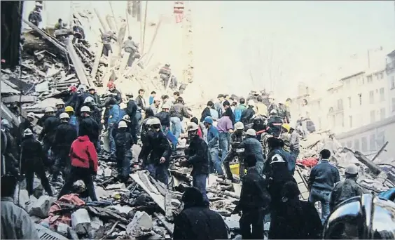  ?? DOCUMENTAL ‘MAISON DES TÊTES’ ?? ‘Maison des têtes’. La explosión destruyó completame­nte el edificio. Abajo, la placa colocada en 1996 en
recuerdo de las víctimas