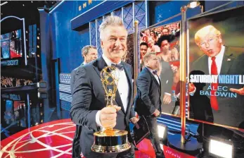  ?? FOTO: DPA ?? Der bessere Präsident: Schauspiel­er Alec Baldwin präsentier­t stolz seinen Emmy für seine Donald-Trump-Parodie in der Show „Saturday Night Live“.