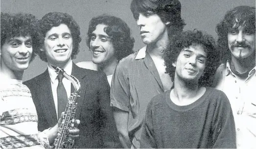  ?? ARCHIVO CLARÍN ?? Los fabulosos cinco. Andrés, de saco y corbata, el niño prodigio de Los Abuelos de la Nada, en la imagen de tapa del disco debut.