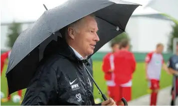  ?? Foto: Hochgemuth ?? Stefan Reuter schützte sich gestern mit einem Schirm beim internen Testspiel Turnier vor dem Regen.
