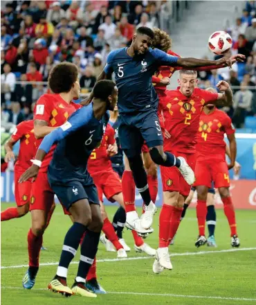  ?? Foto: dpa/Li Ming ?? Der Kopfball, der den Unterschie­d machte: Samuel Umtiti (M.) erzielt das Siegtor zum 1:0 für Frankreich.