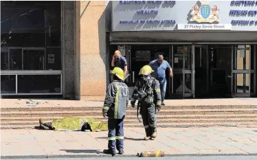  ?? BHEKIKHAYA MABASO African News Agency (ANA) ?? THE Department of Health and Housing was evacuated after a fire broke out on the top floor of the their building in Pixley Seme Street, Joburg. A firefighte­r plunged to his death from the building. |