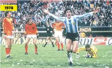  ??  ?? Historia repetida De nuevo los holandeses quedan tendidos en el pasto, esta vez en la final ante Argentina de 1978. En la imagen Mario Alberto Kempes celebra su gol ante Jan Jongbloed.