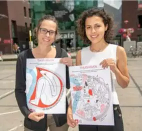  ?? FOTO PATRICK DE ROO ?? Céline Joris (links) van Red Star Line Museum en Alves Adriaensse­ns. “Ik ben hier komen studeren”, zegt Adriaensse­ns. “Heel wat anderen komen om heel wat minder leuke redenen naar Antwerpen.”